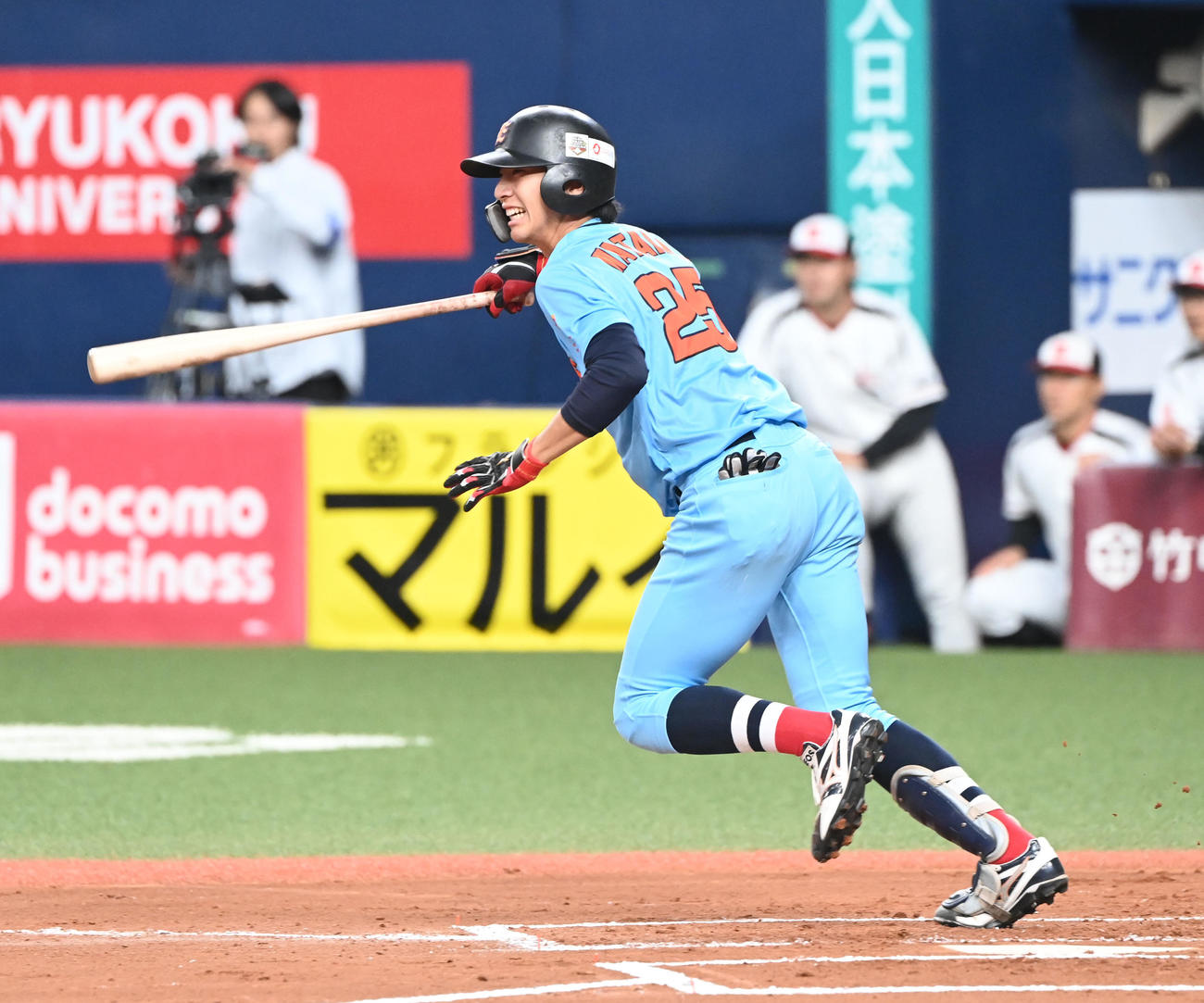 ENEOS対三菱自動車岡崎　2回表ENEOS無死、遊撃へ内野安打を放つ度会（撮影・和賀正仁）