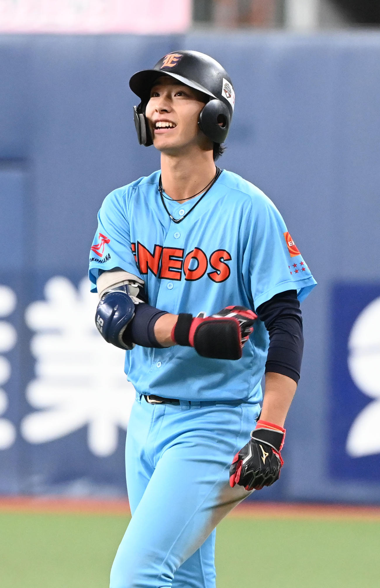 ENEOS対三菱自動車岡崎　5回表ENEOS2死一、三塁、遊ゴロに倒れ悔しそうにする度会（撮影・和賀正仁）