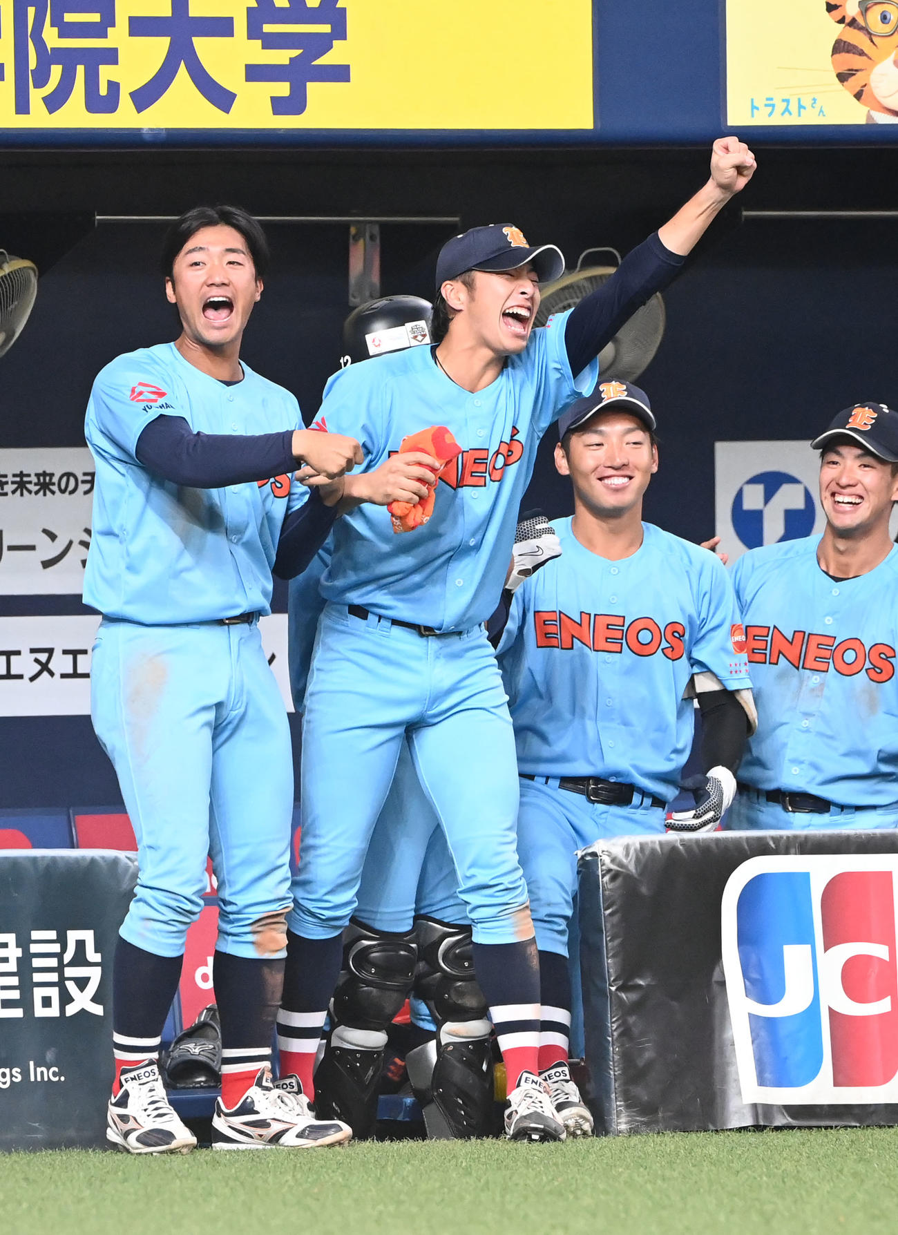 ENEOS対三菱自動車岡崎　6表ENEOS1死二塁、柏木の先制適時二塁打に喜ぶ度会（中央）（撮影・和賀正仁）