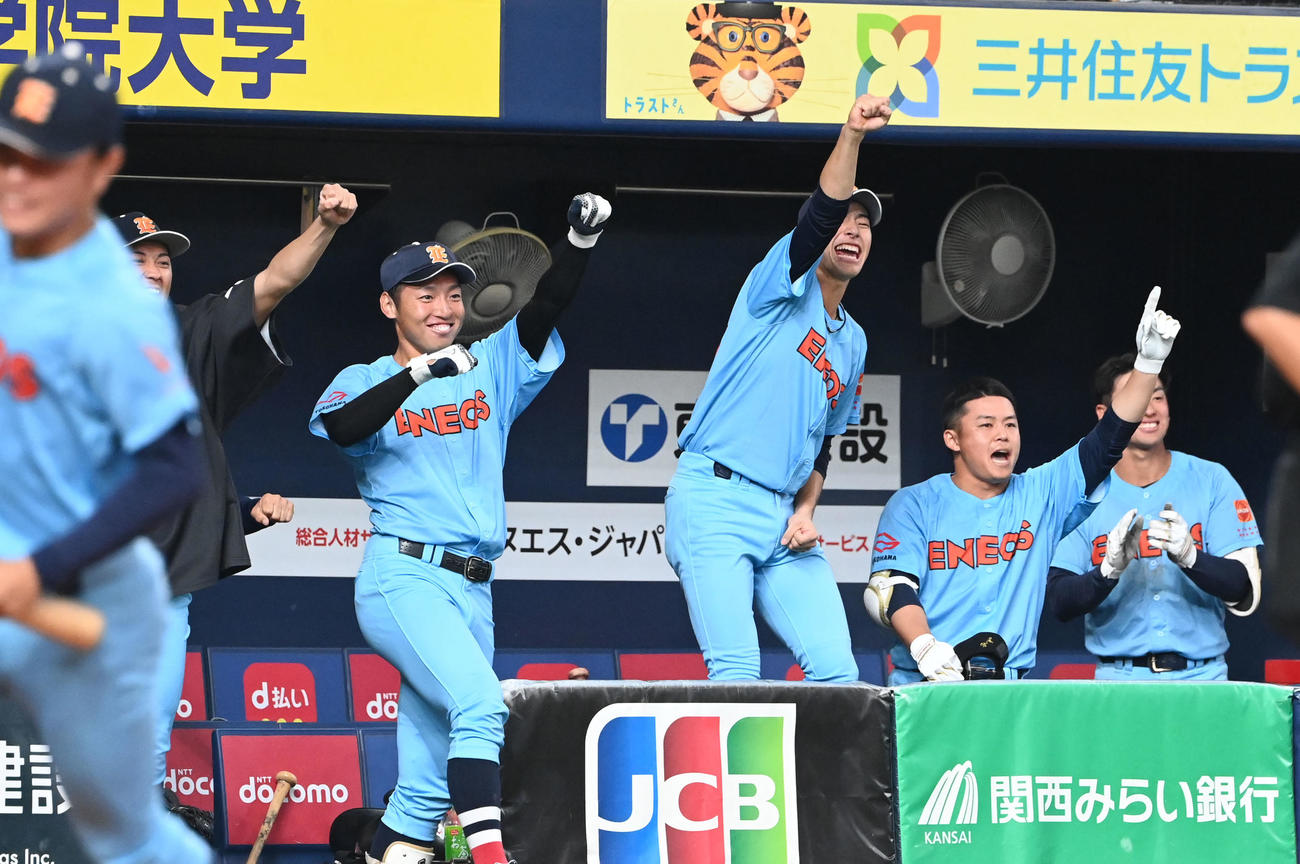 ENEOS対三菱自動車岡崎　8回表ENEOS1死三塁、左前適時打を放った村上にガッツポーズする度会（中央）（撮影・和賀正仁）