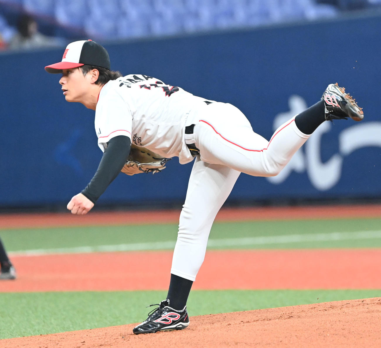 ENEOS対三菱自動車岡崎　先発する三菱自動車岡崎・秋山翔（撮影・和賀正仁）