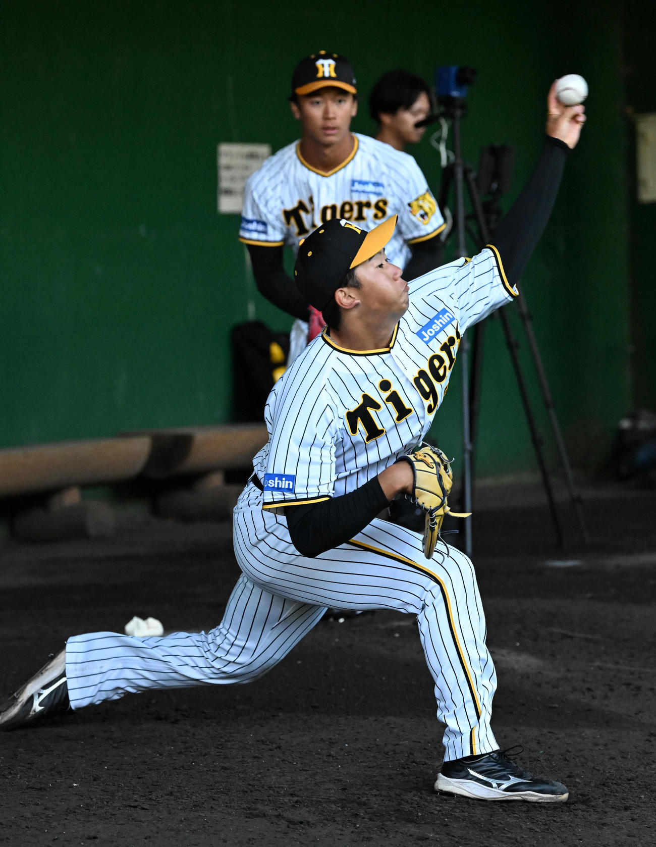 ブルペンで投球練習を行う門別（撮影・前岡正明）