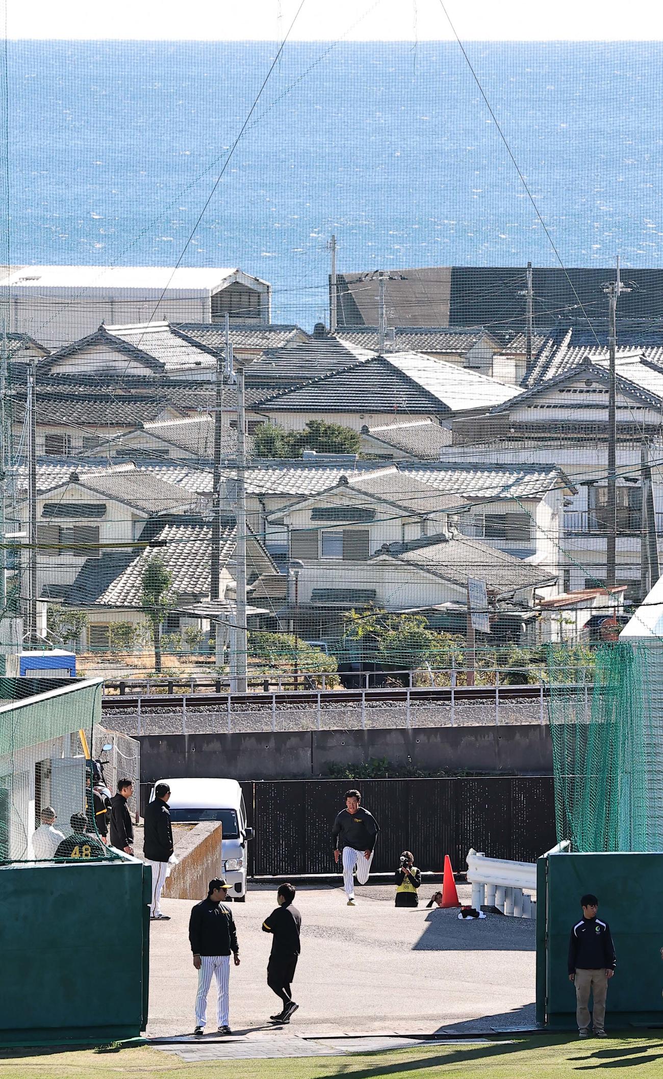 安芸の町並みと海を背に坂道ダッシュをする門別啓人（撮影・上田博志）