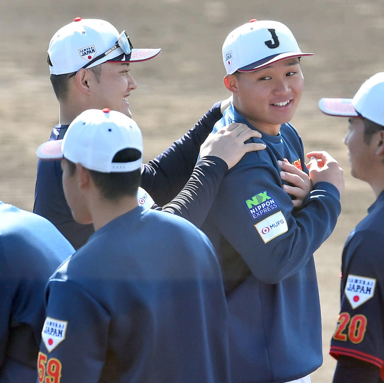 手締めを終えて談笑する野口（左）と森下（撮影・岩下翔太）