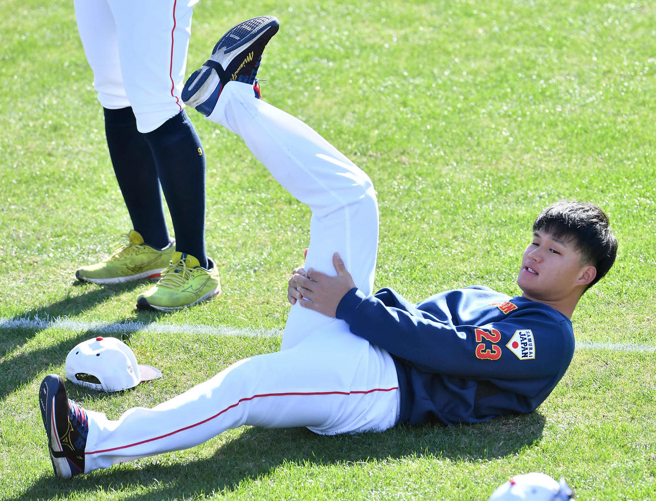 ストレッチを行う森下（撮影・岩下翔太）