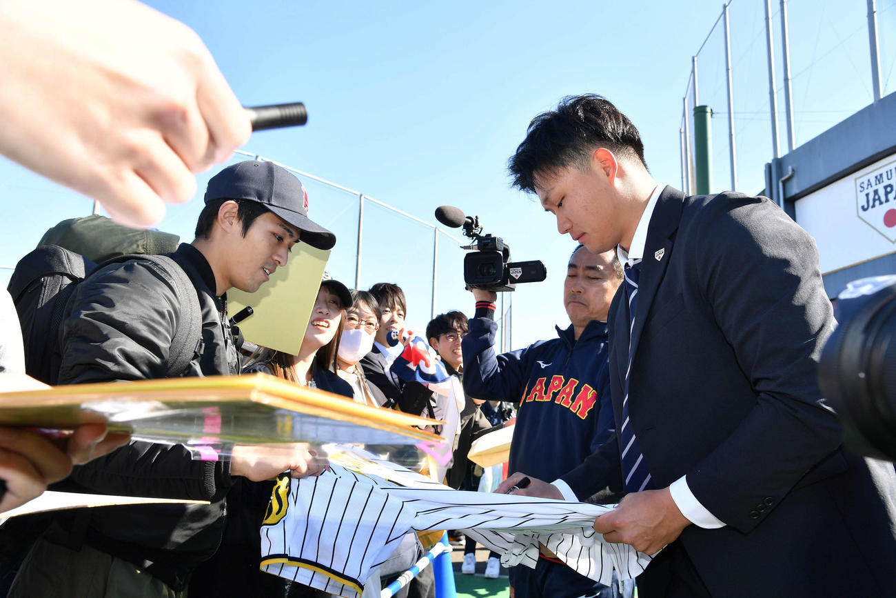 宮崎キャンプを終え、ファンにサインをしながらバスへ移動する侍ジャパン森下（撮影・岩下翔太）
