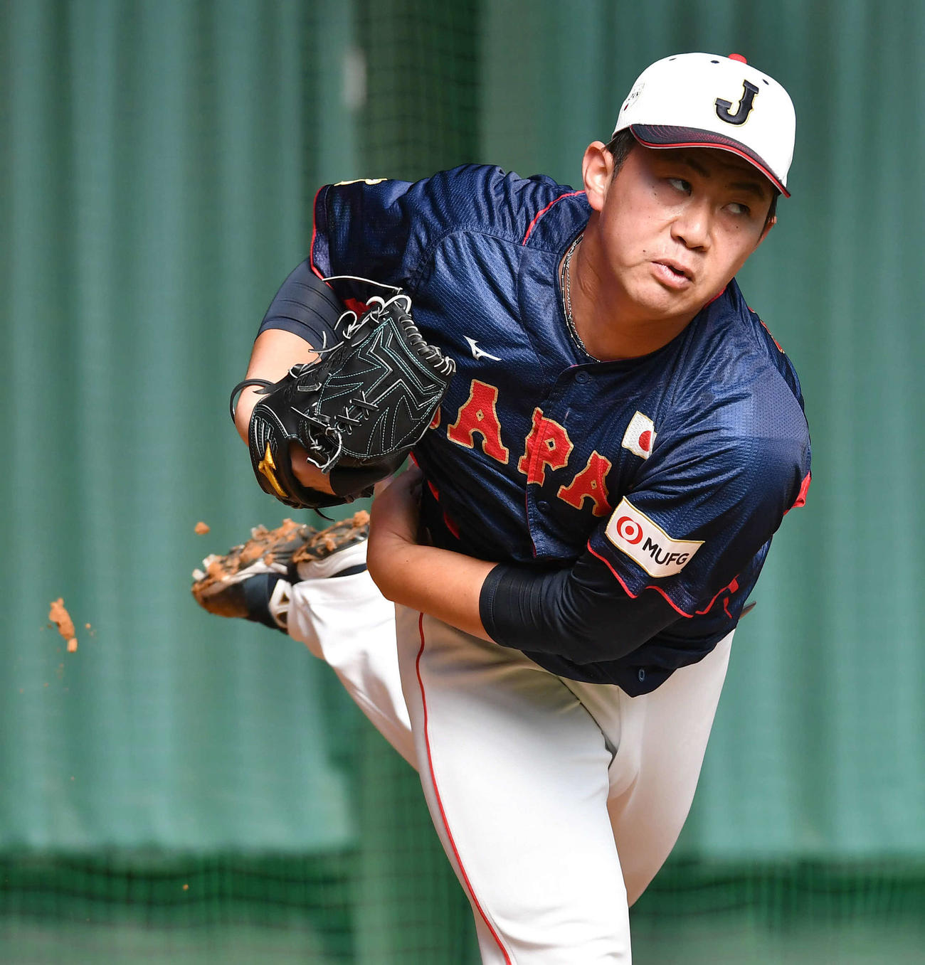 ブルペンで投球練習する桐敷（撮影・岩下翔太）