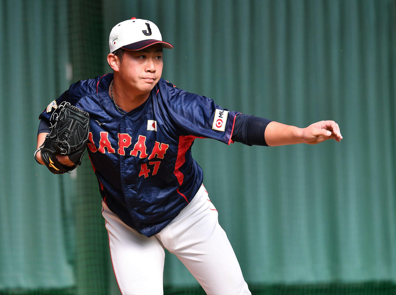 ブルペンで投球する桐敷（撮影・岩下翔太）