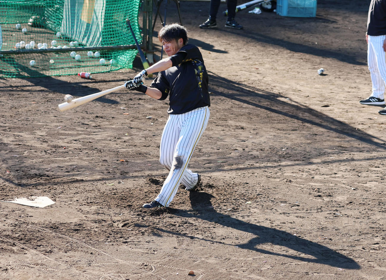 ロングティー打撃を行う小野寺（撮影・加藤哉）