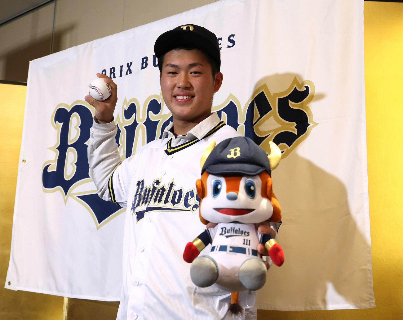 仮契約を終え、送球ポーズを決めるオリックス4位の報徳学園・堀（撮影・白石智彦）