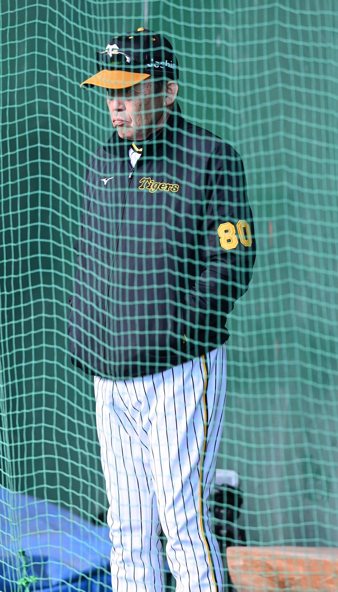 ブルペンで投球練習を見る岡田監督（撮影・前岡正明）