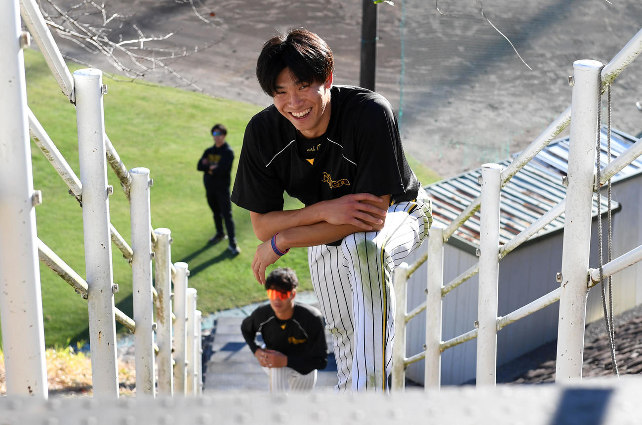 階段を使ったトレーニングで笑顔を見せる湯浅（撮影・前岡正明）