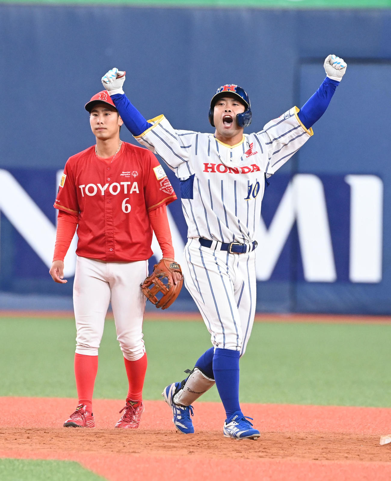 Honda熊本対トヨタ自動車　11回表Honda熊本2死二塁、左翼線に適時二塁打を放った石井はガッツポーズ（撮影・和賀正仁）