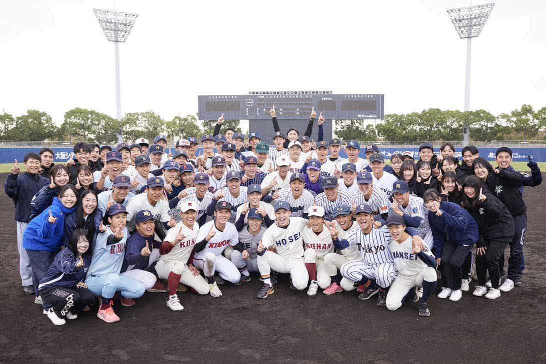 「全日本大学準硬式野球　東西対抗日本一決定戦　甲子園大会」を明日に控え、プレマッチを行い、明日に向け元気いっぱいガッツポーズを見せる選手、スタッフたち（全日本準硬式野球連盟提供）