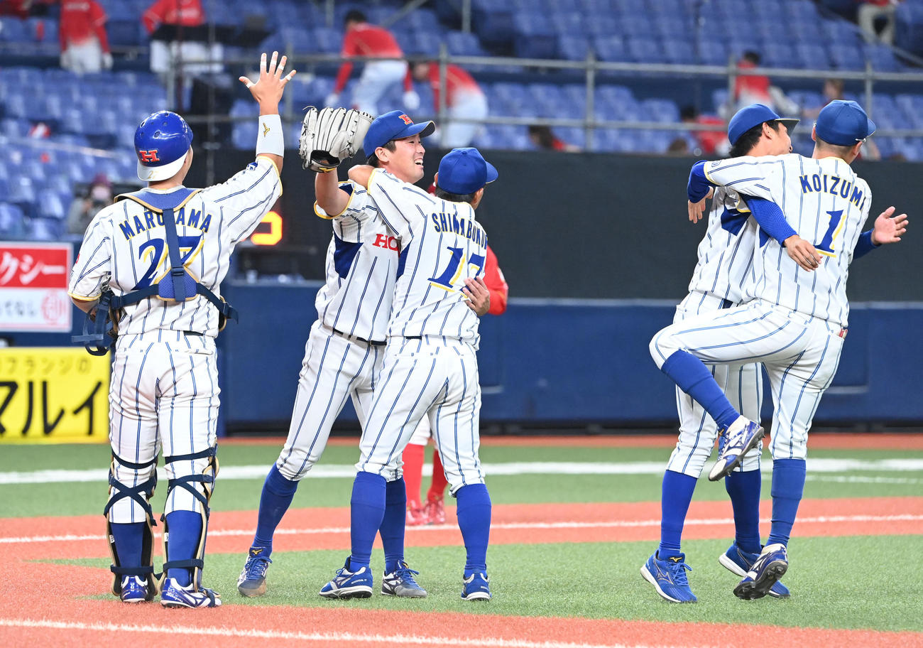Honda熊本対トヨタ自動車　11回裏トヨタ自動車2死一、三塁、高祖を右飛に打ち取り試合終了、抱き合って喜ぶHonda熊本の選手ら（撮影・和賀正仁）