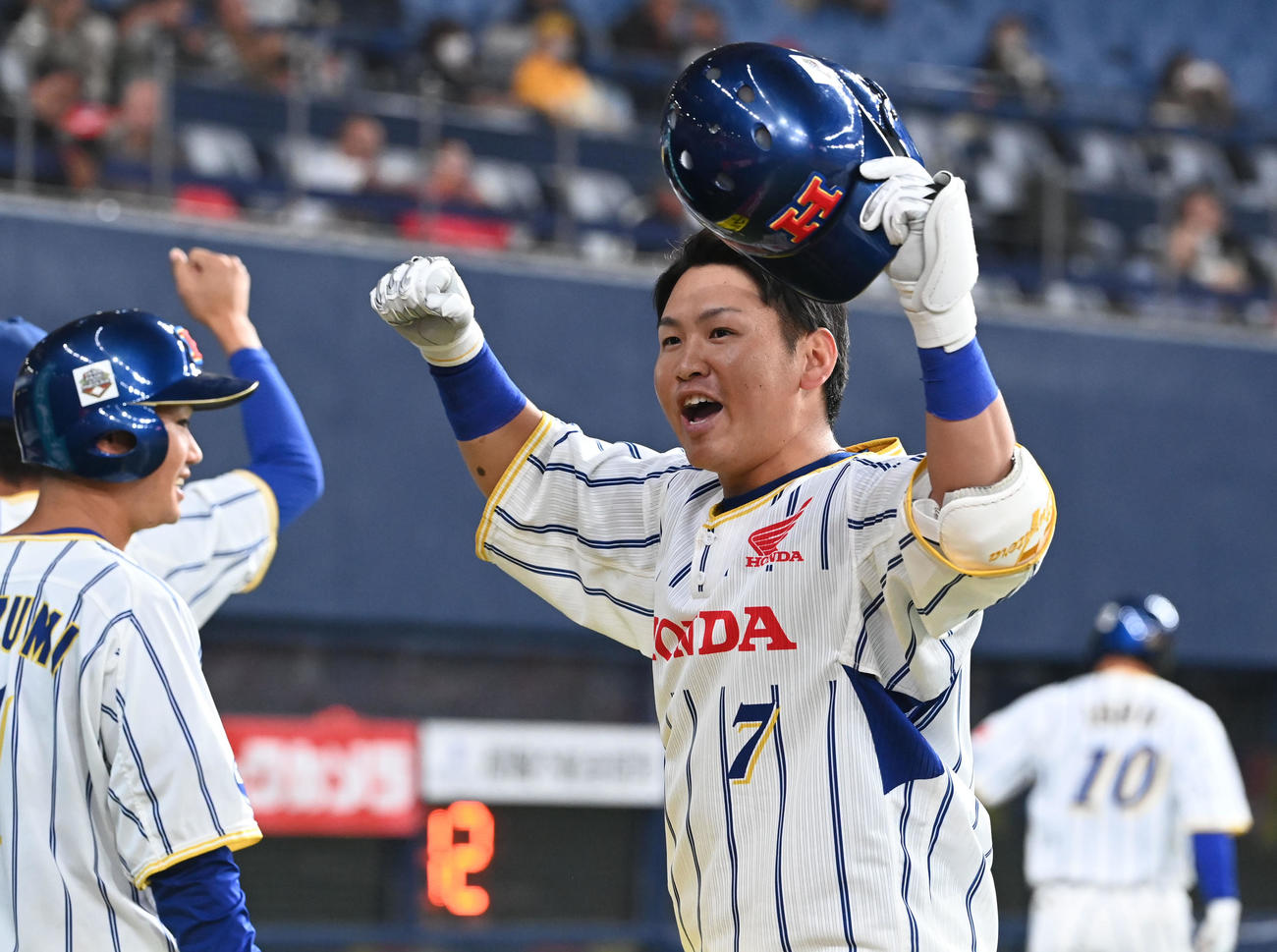Honda熊本対トヨタ自動車　9回表Honda熊本無死、同点のソロ本塁打を放った古寺はガッツポーズ（撮影・和賀正仁）