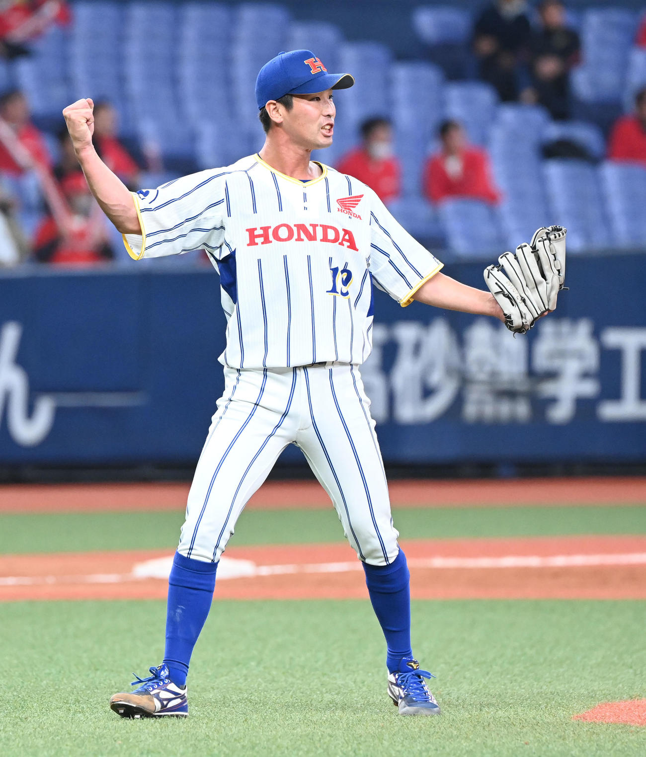 Honda熊本対トヨタ自動車　11回裏トヨタ自動車2死一、三塁、高祖を右飛に打ち取り試合終了、ガッツポーズする片山（撮影・和賀正仁）
