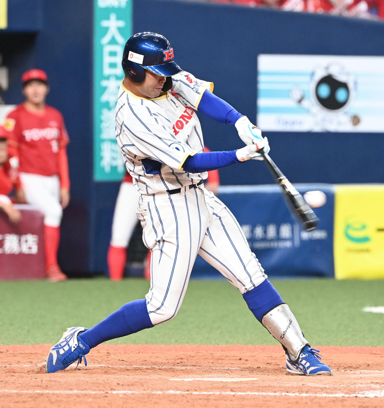 Honda熊本対トヨタ自動車　11回表Honda熊本2死二塁、左翼線に適時二塁打を放つ石井（撮影・和賀正仁）