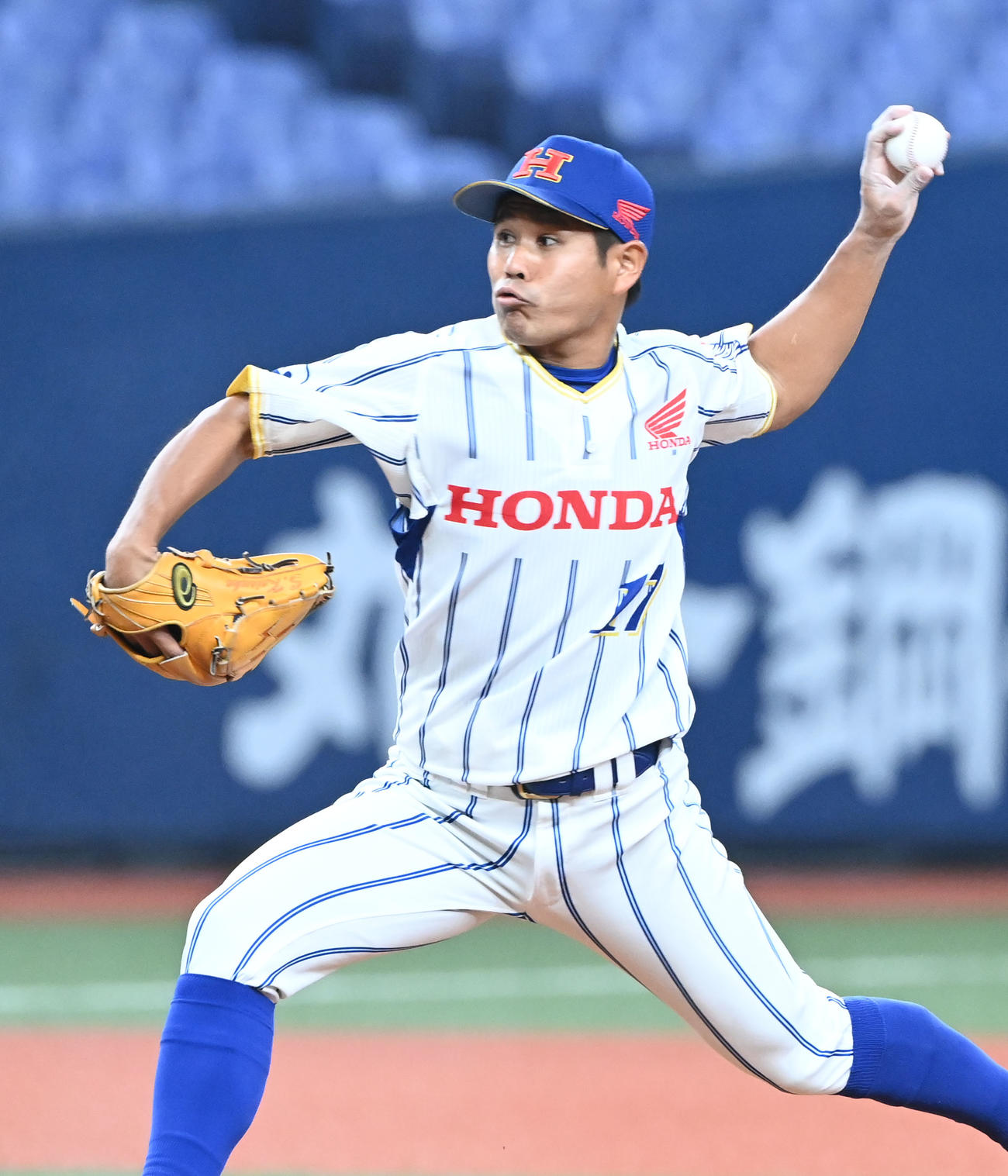 Honda熊本対トヨタ自動車　5回途中から登板するHonda熊本・島袋（撮影・和賀正仁）