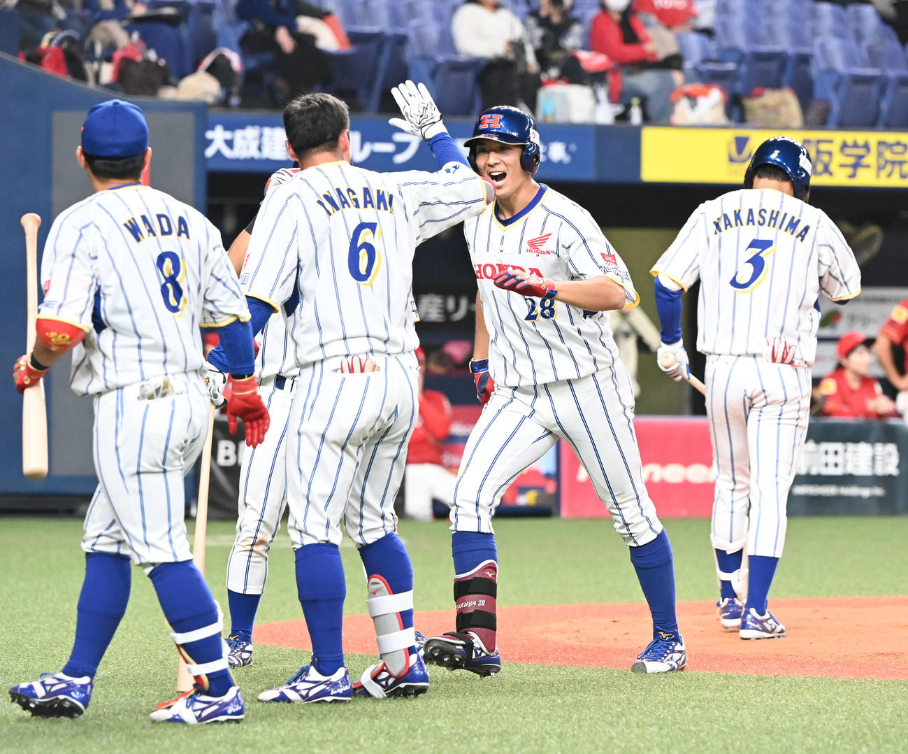 Honda熊本対トヨタ自動車　6回表Honda熊本無死一塁、右中間に同点本塁打を放ち生還する山本卓（右から2人目）（撮影・和賀正仁）