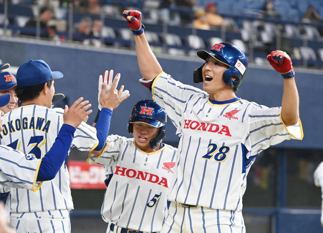 Honda熊本対トヨタ自動車　6回表Honda熊本無死一塁、右中間に同点本塁打を放った山本卓はガッツポーズ（撮影・和賀正仁）