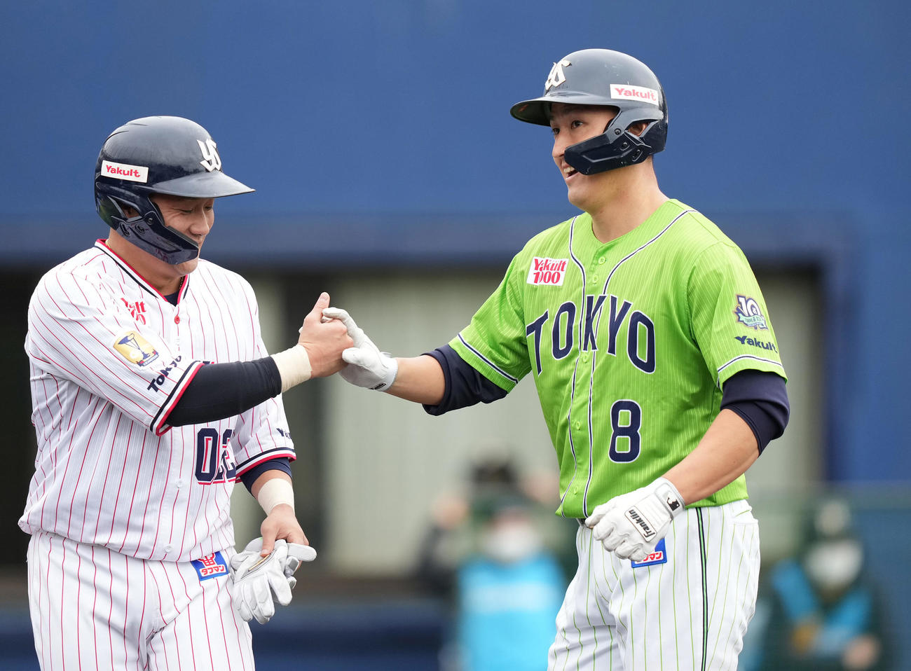 投手DeNA笠原から左越え2点本塁打を放ったヤクルト中山（右）は生還し松井聖と笑顔を交わす（撮影・鈴木みどり）