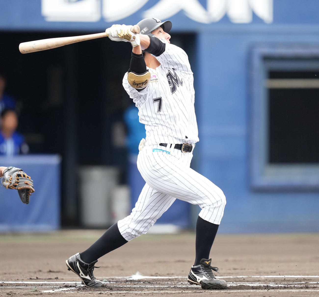 投手オリックス西浜の時、二飛に倒れるロッテ福田（撮影・鈴木みどり）