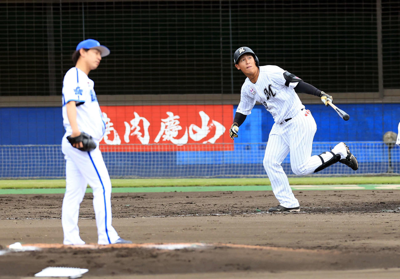 シート打撃でソロ本塁打を放つ西川。投手田中健（撮影・浅見桂子）