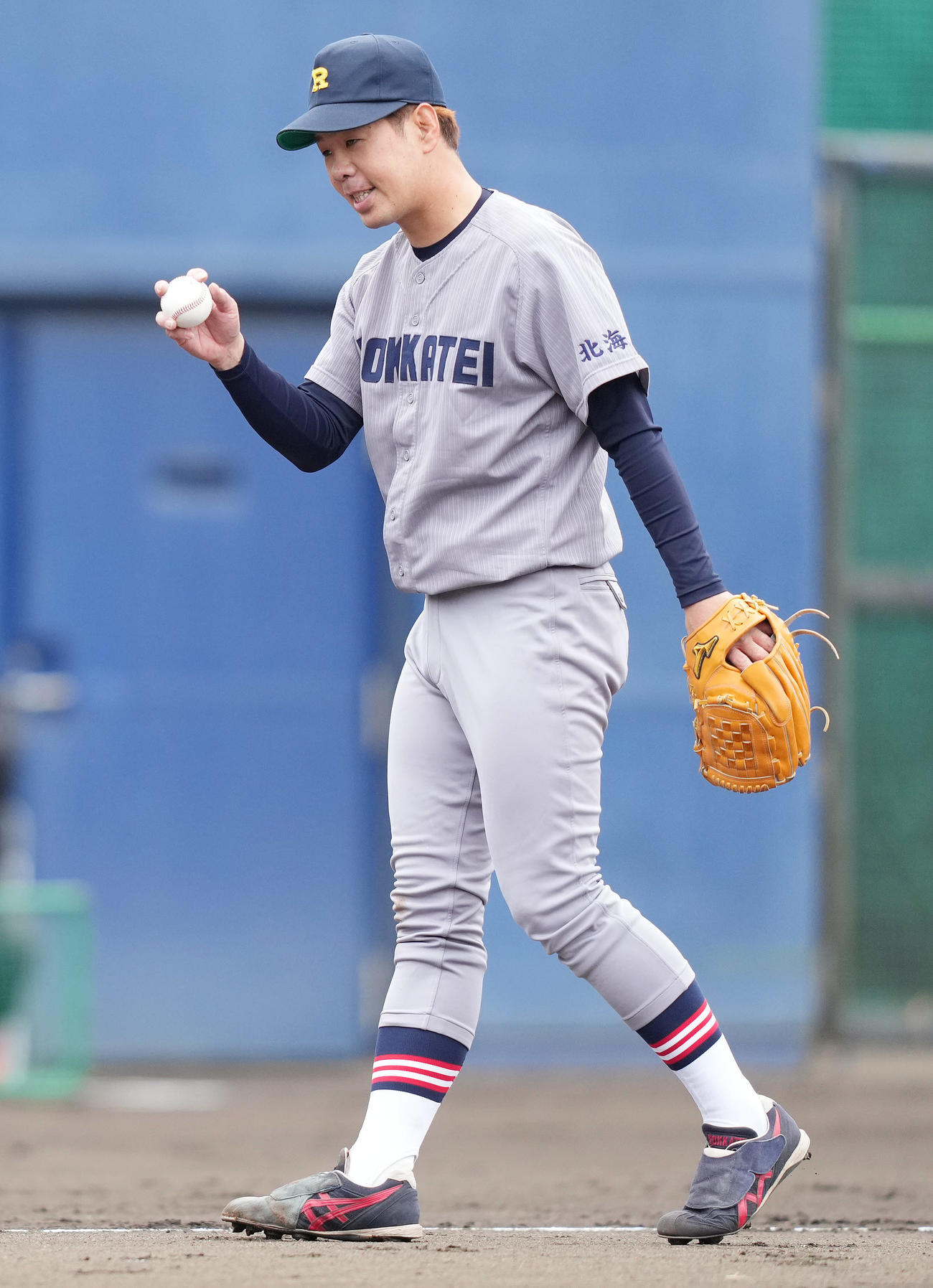 投球を終え、一礼する多和田（撮影・鈴木みどり）
