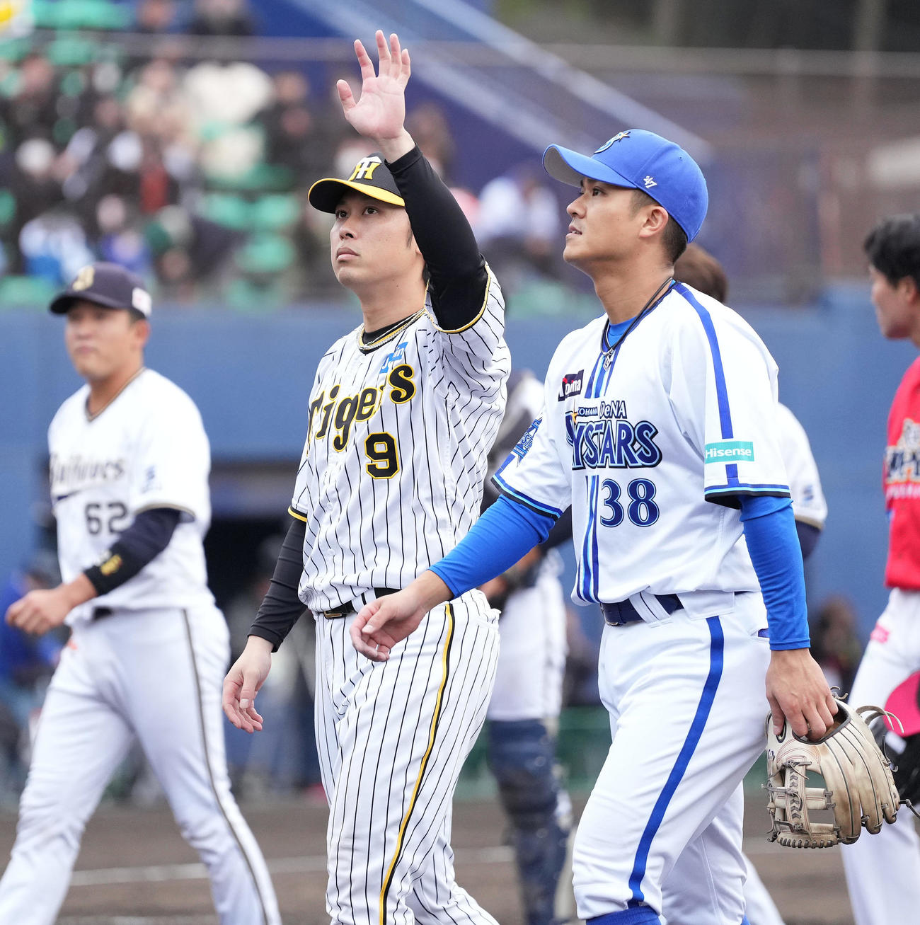 トライアウトを終え、客席に手を振る阪神高山。右はDeNA田中俊（撮影・鈴木みどり）