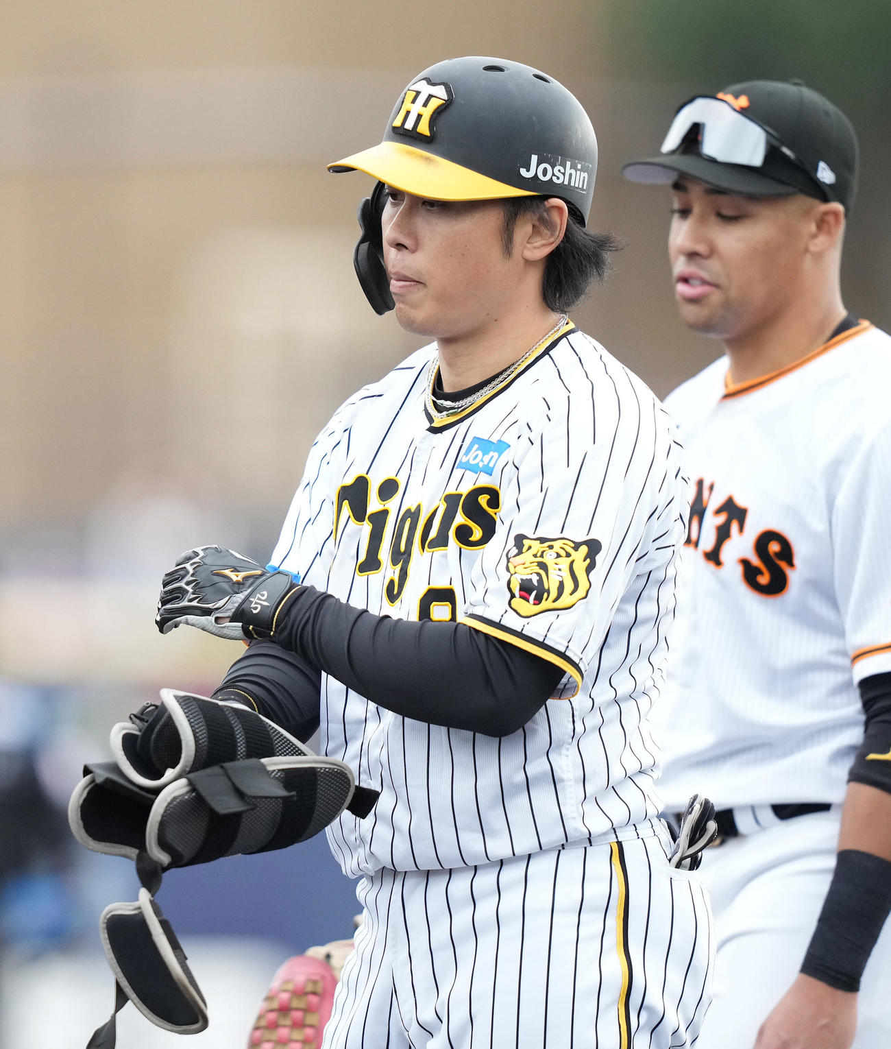 投手山川の時、右前打を放った阪神高山（左）（撮影・鈴木みどり）