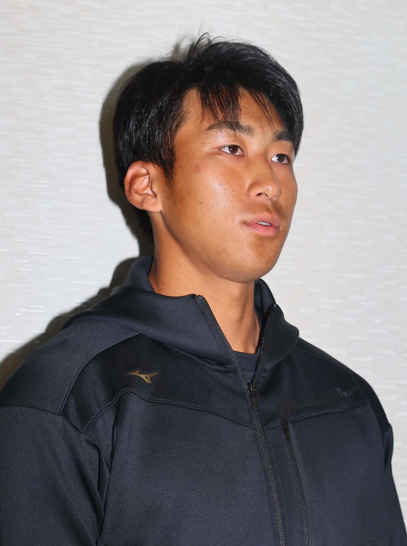 契約更改を終えた茨木は記者の取材を受ける（撮影・上田博志）
