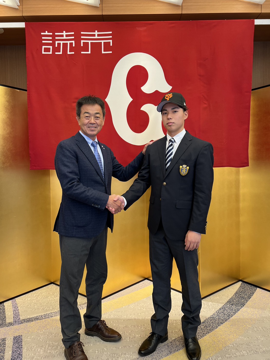 仮契約を結んだ巨人育成ドラフト1位の東京国際大・三浦（右）と水野スカウト部長（球団提供）