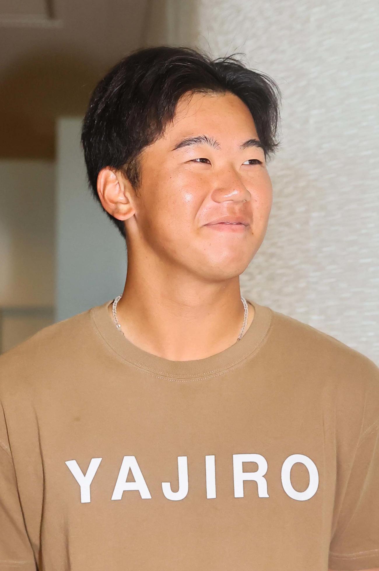 契約更改を終え笑顔を見せる門別（撮影・上田博志）