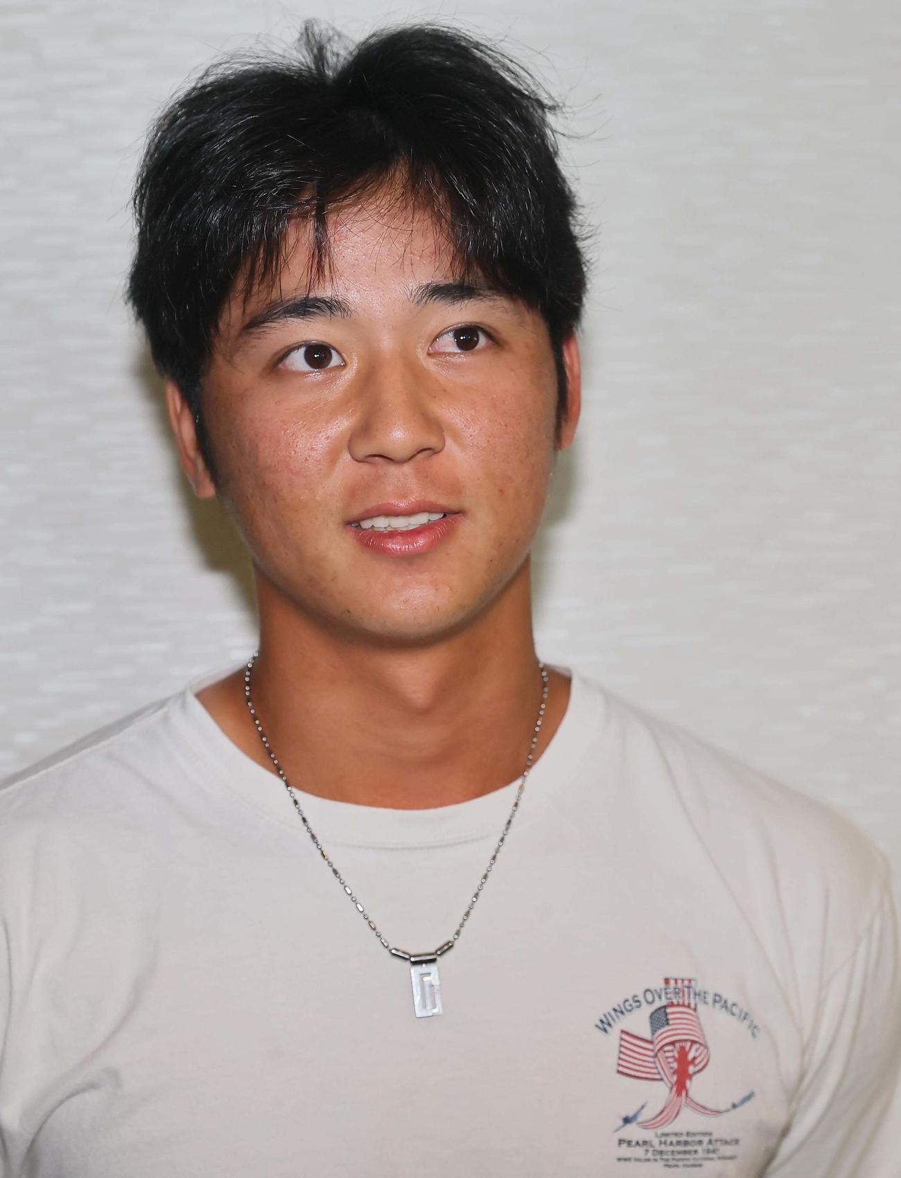 契約更改を終えた井坪は記者の取材を受ける（撮影・上田博志）