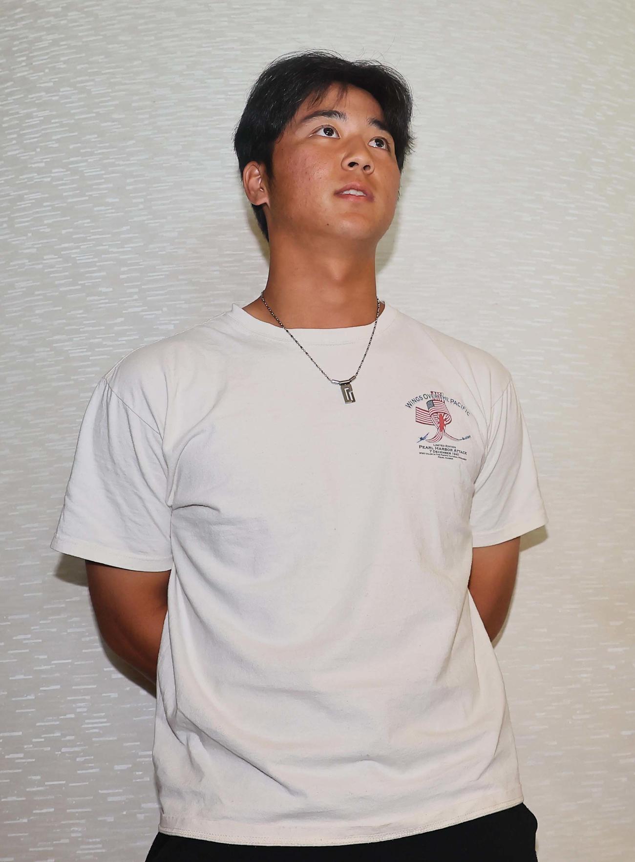 契約更改を終えた井坪は記者の取材を受ける（撮影・上田博志）