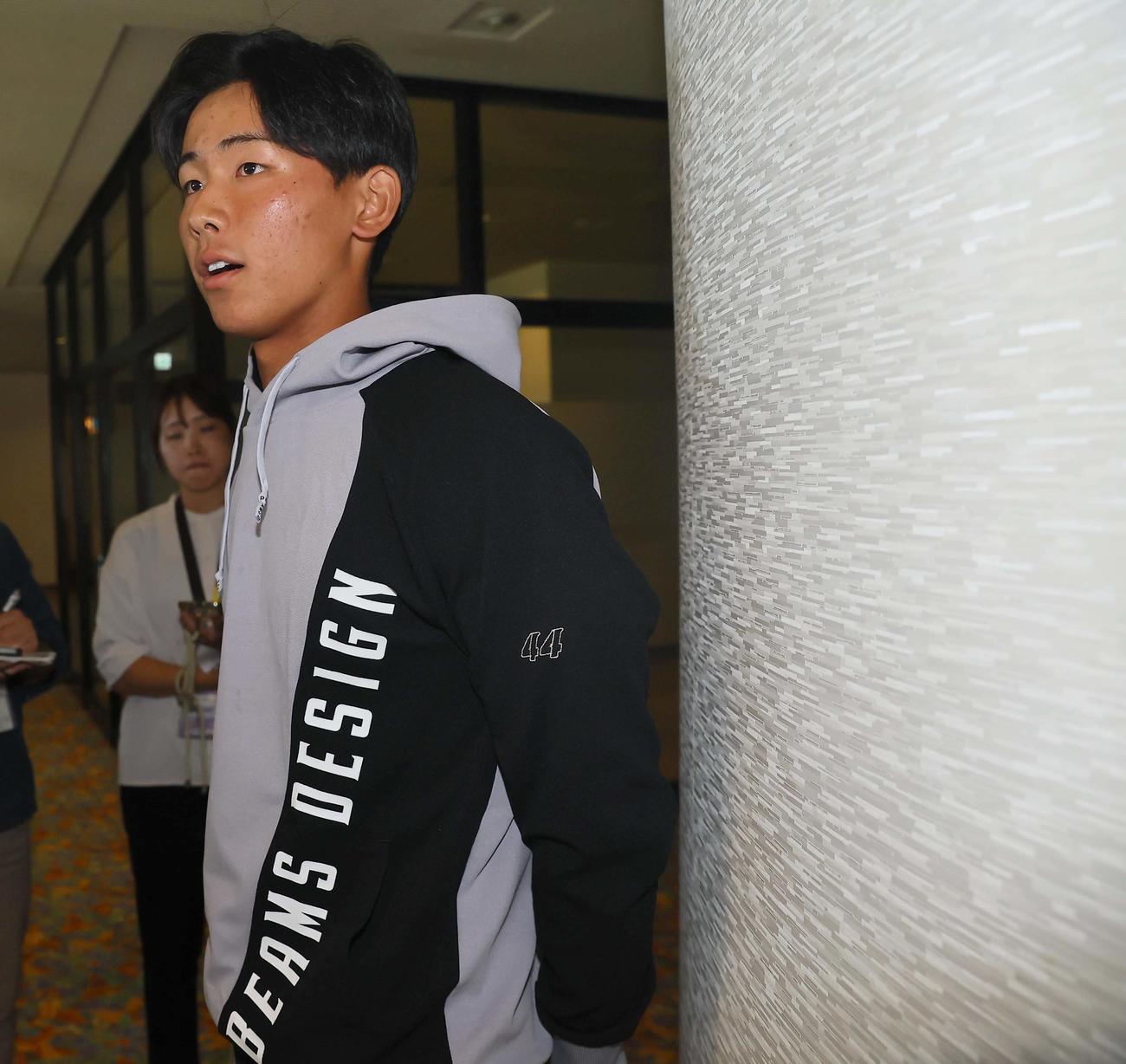 契約更改を終えた戸井は記者の取材を受ける（撮影・上田博志）