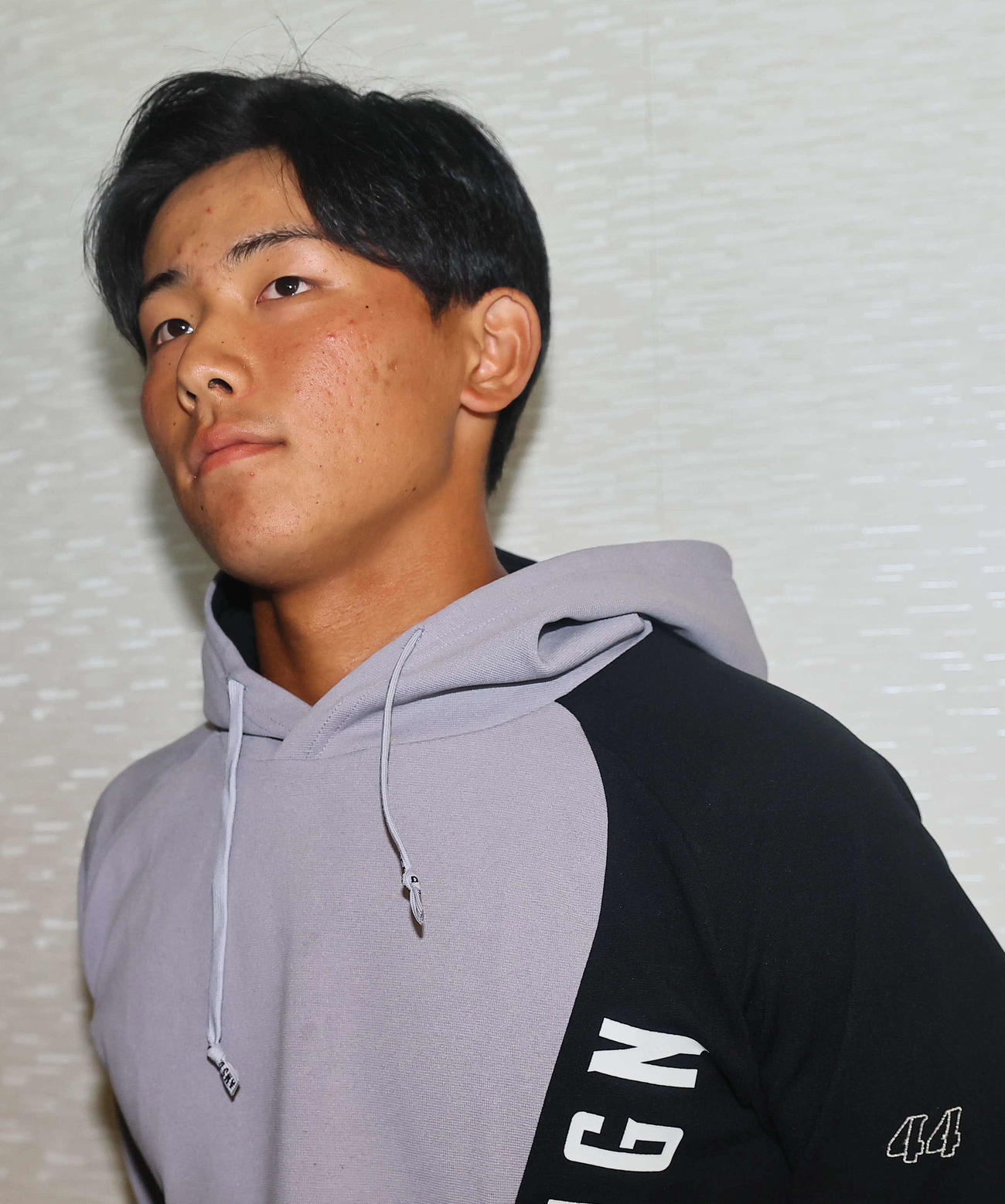 契約更改を終えた戸井は記者の取材を受ける（撮影・上田博志）