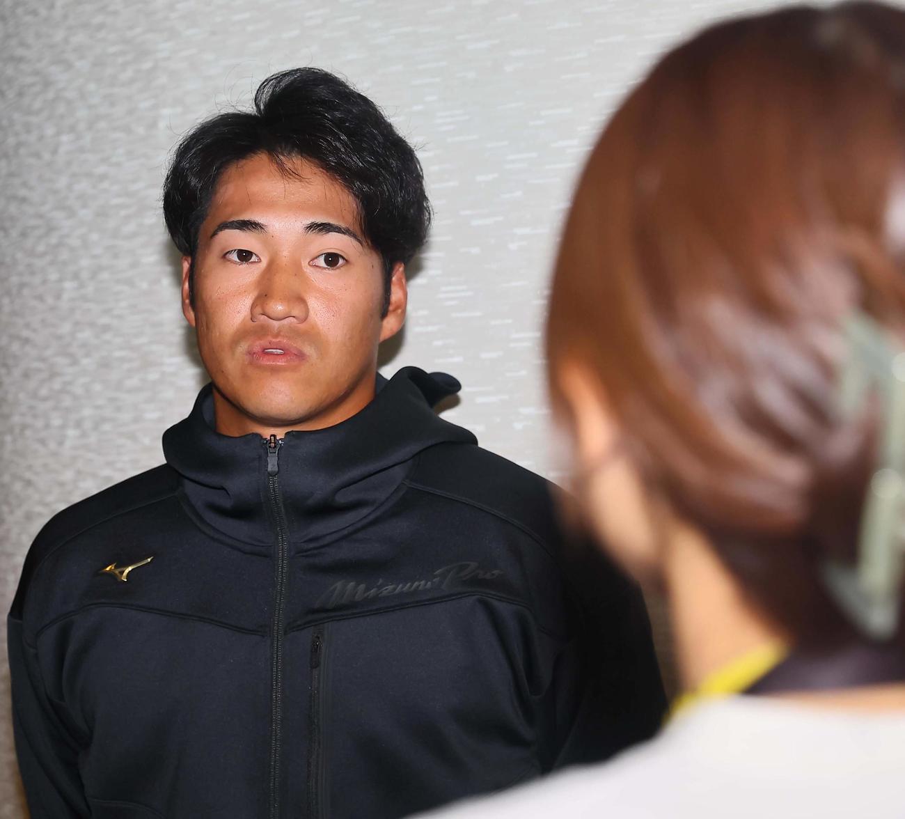 契約更改を終えた岩田は記者の取材を受ける（撮影・上田博志）