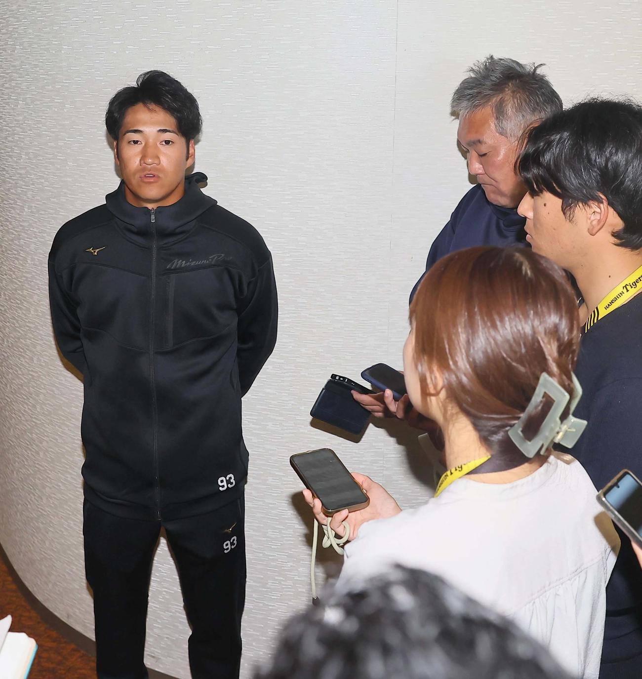 契約更改を終えた岩田は記者の取材を受ける（撮影・上田博志）