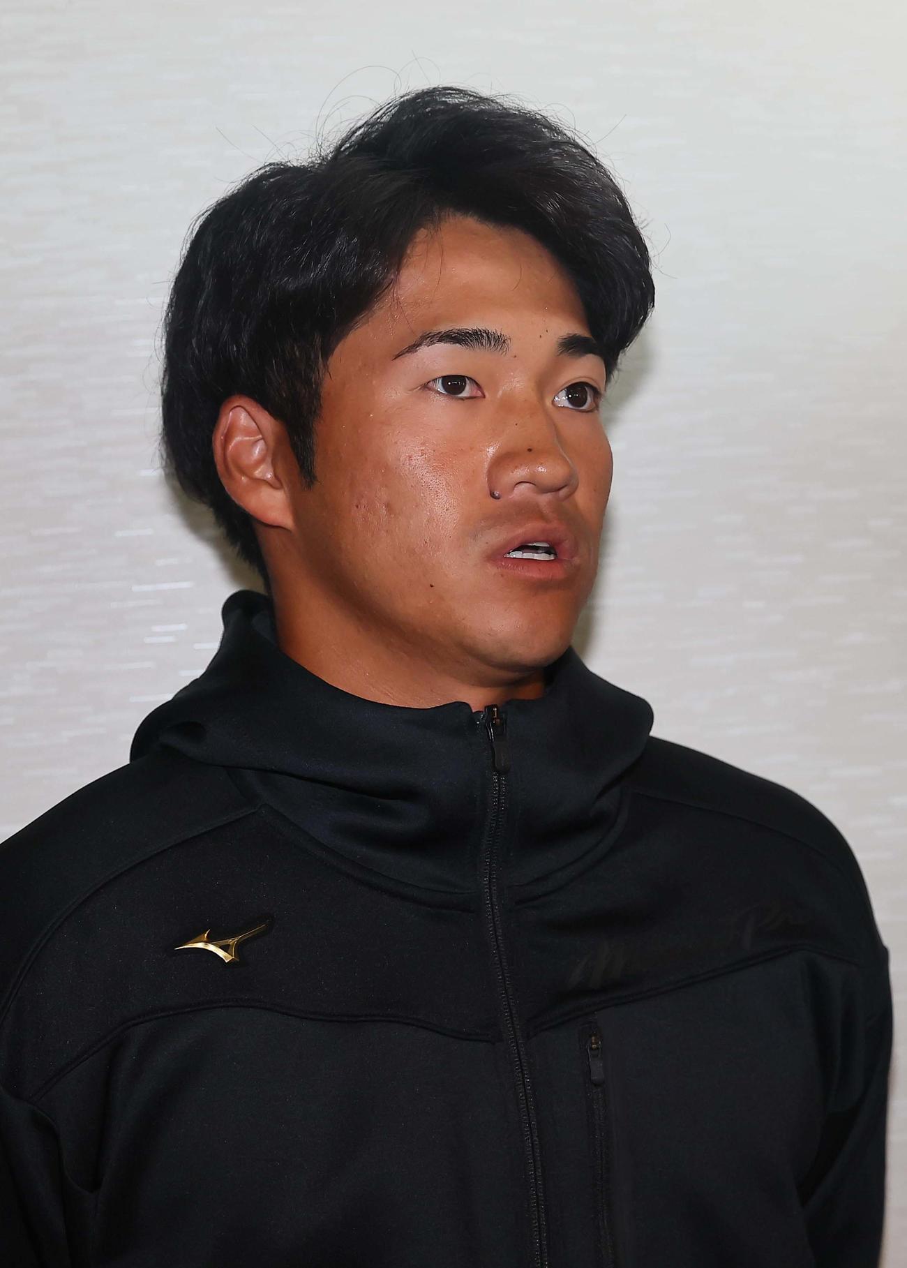 契約更改を終えた岩田は記者の取材を受ける（撮影・上田博志）