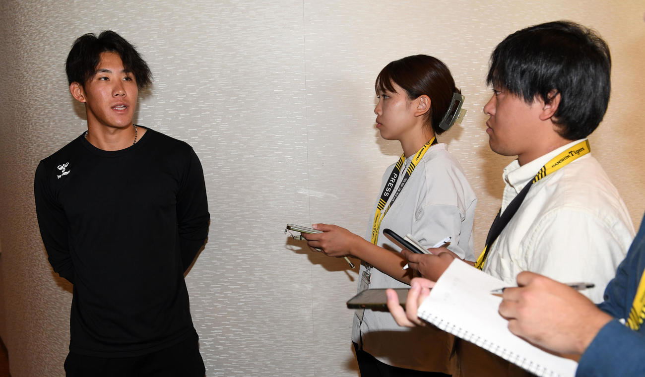 アップで契約更改、取材を受ける富田（撮影・前岡正明）