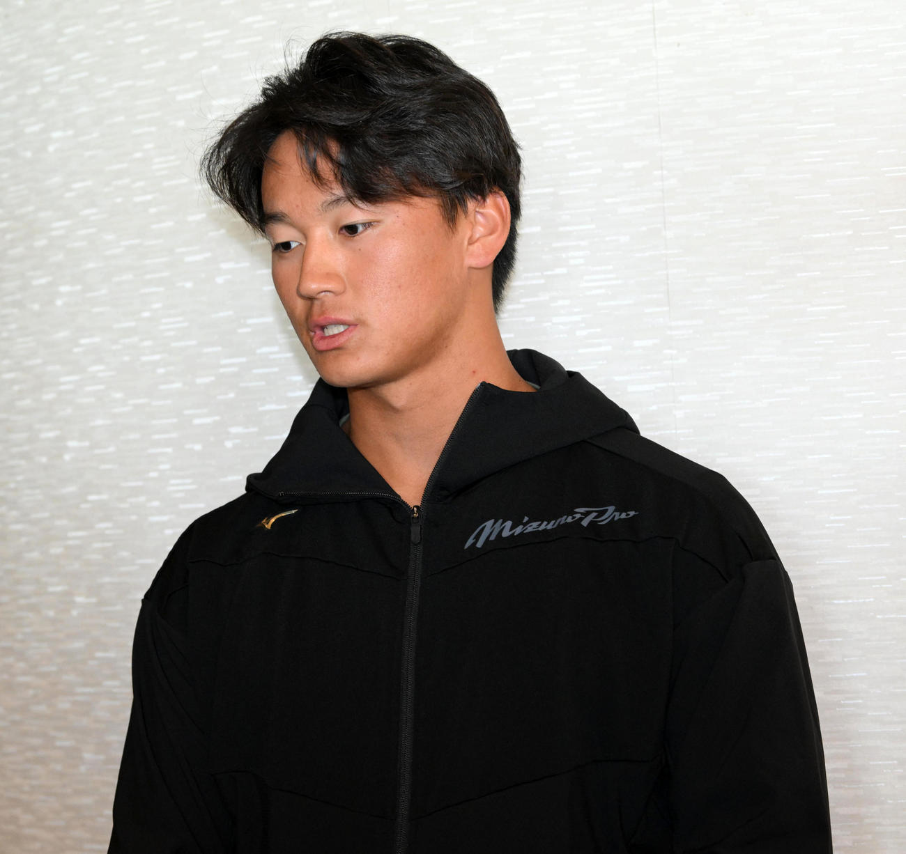 ダウンで契約更改、取材を受ける森木（撮影・前岡正明）