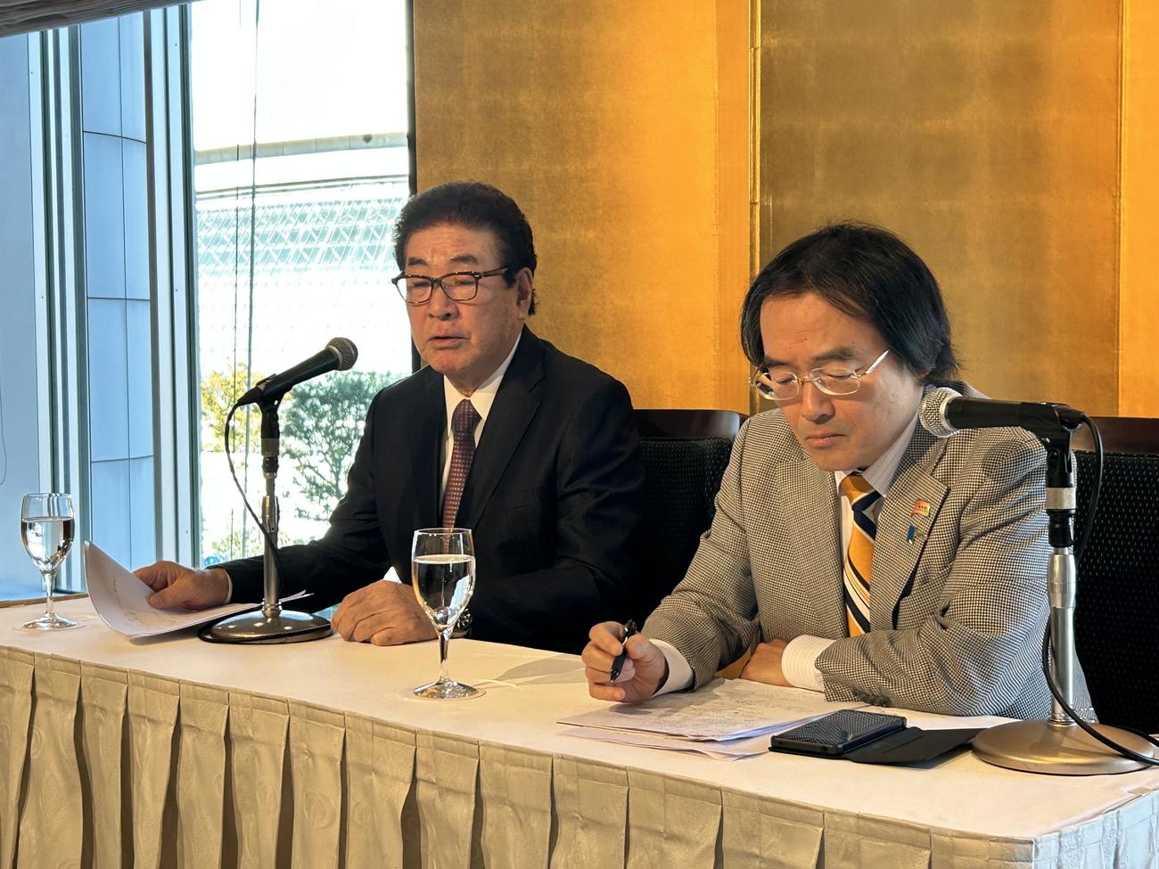 正力松太郎賞の選考過程を説明する山本選考委員（左）と門田委員（撮影・古川真弥）