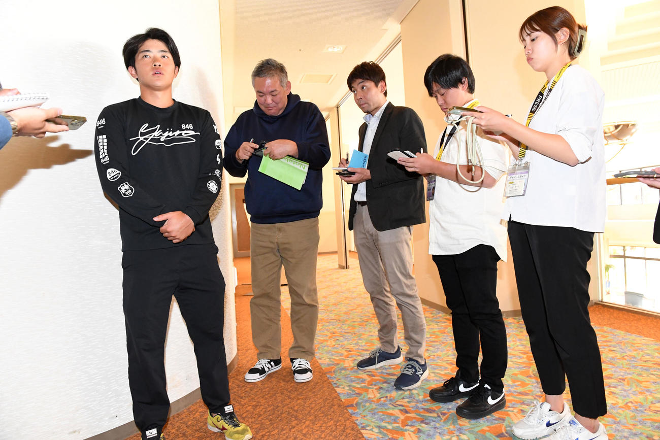アップで契約更改、取材を受ける中川（撮影・前岡正明）
