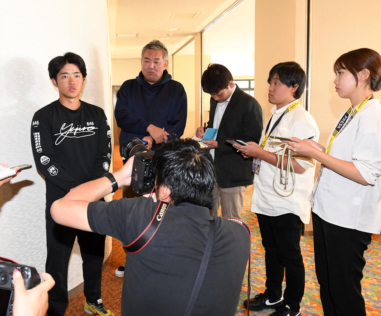 アップで契約更改、取材を受ける中川（撮影・前岡正明）