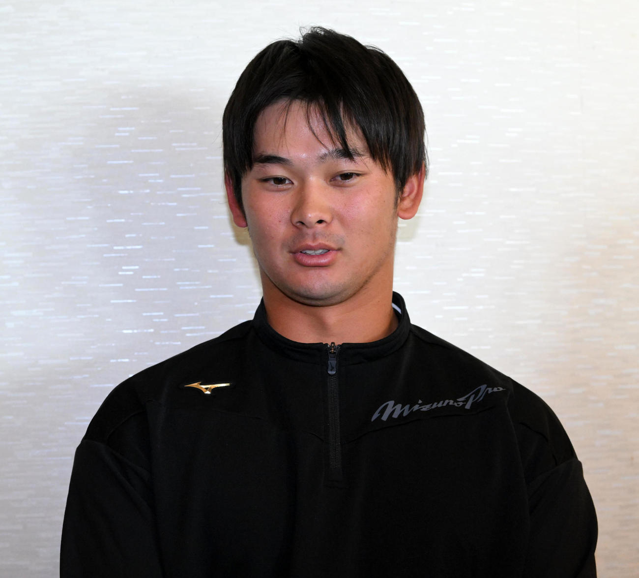 支配下登録が決まり、笑顔で取材を受ける野口（撮影・前岡正明）