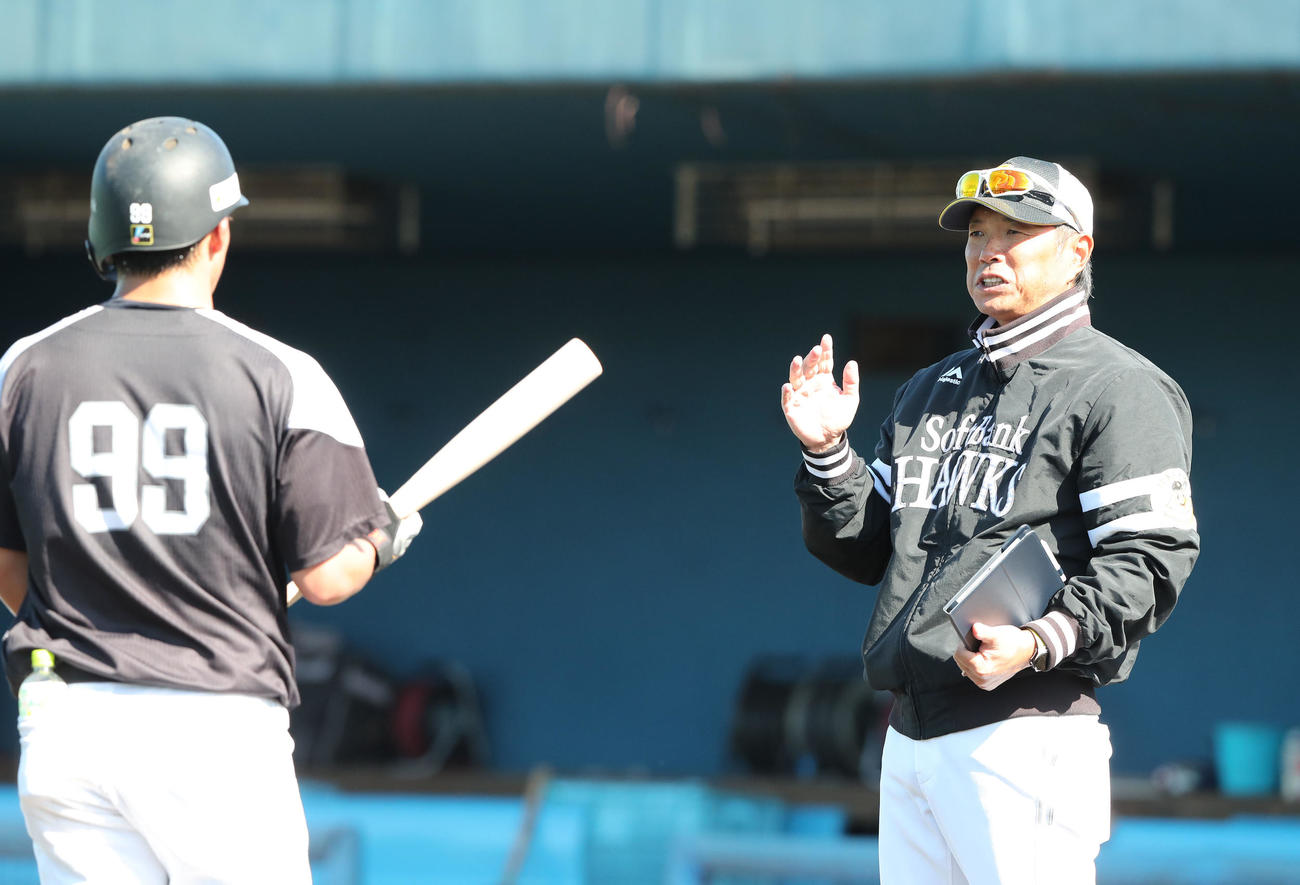 打撃練習中、野村勇にアドバイスをする小久保監督（撮影・梅根麻紀）