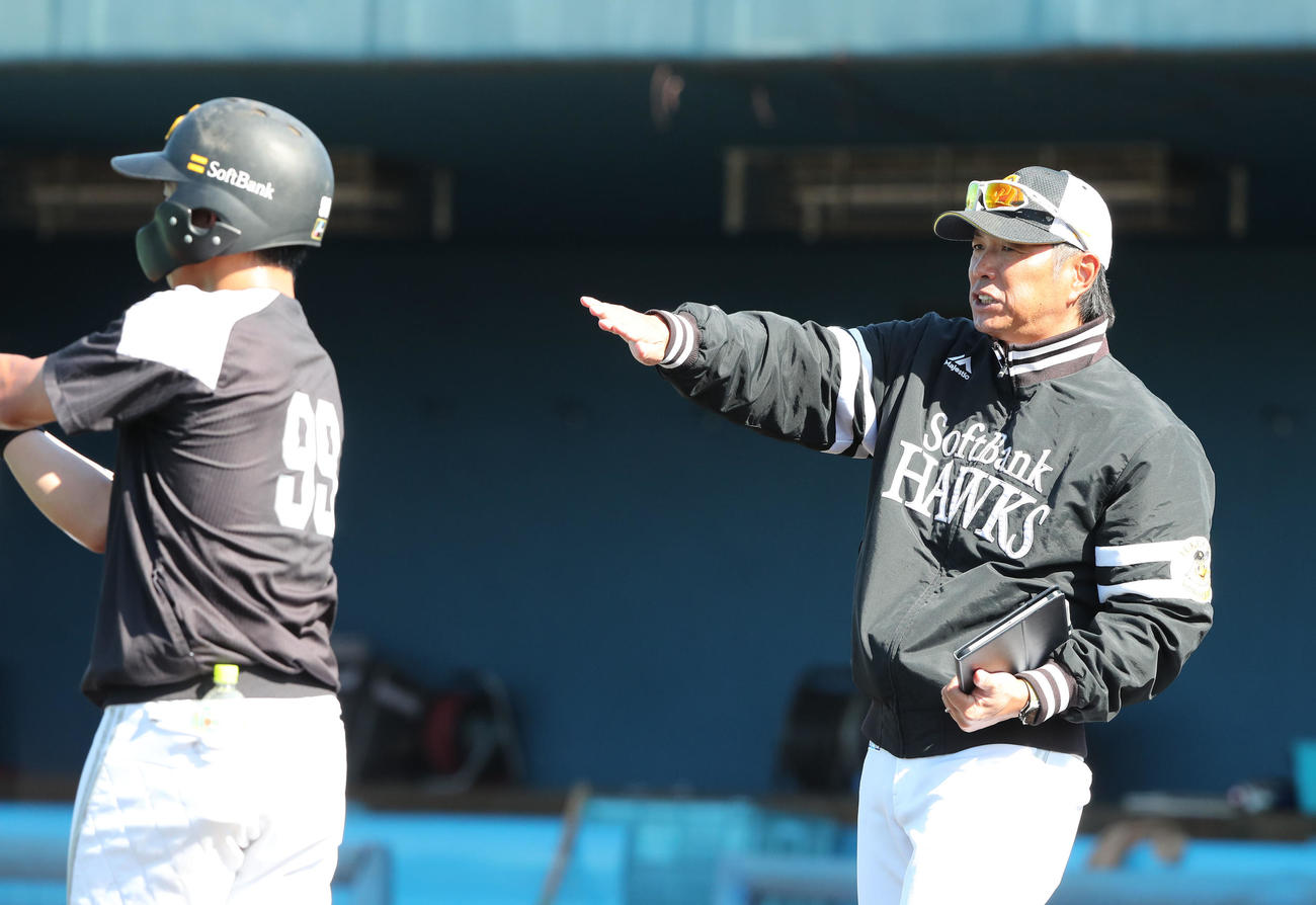 打撃練習中、野村勇にアドバイスをする小久保監督（撮影・梅根麻紀）