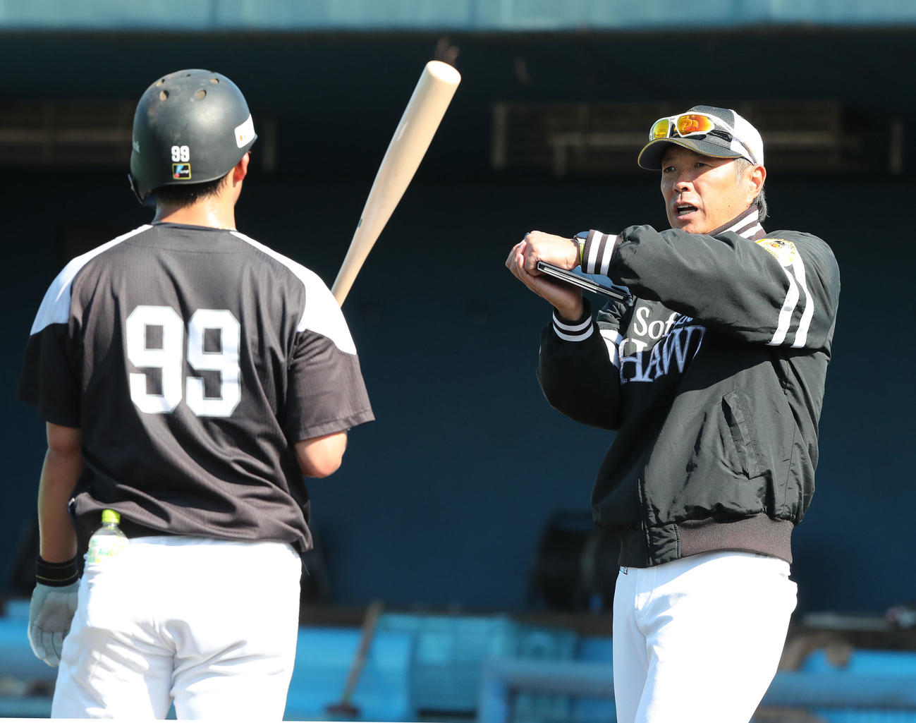 打撃練習中、野村勇にアドバイスをする小久保監督（撮影・梅根麻紀）